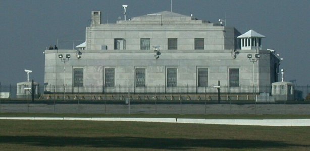 Fort Knox is een van de bekendste kluisgebouwen ter wereld. Cliff, CC BY 2.0 , via Wikimedia Commons fort knox