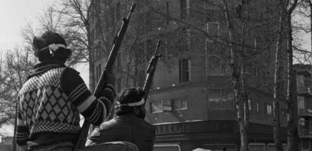 Twee gewapende opstandelingen van de Iraanse Revolutie, 11 februari 1979. Bron: Wikimedia Commons.