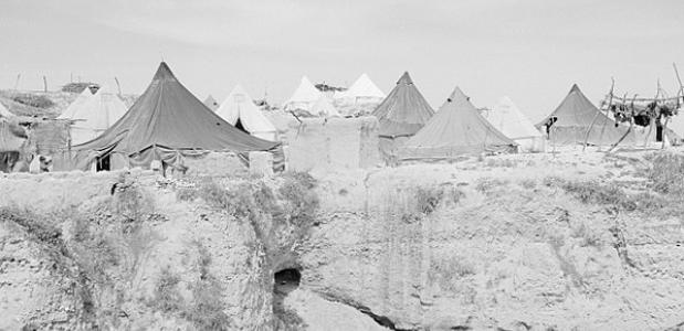 Zicht op een vluchtelingenkamp op de tell van Hama in Syrië, 1950. Bron: Fotocollectie Van de Poll.