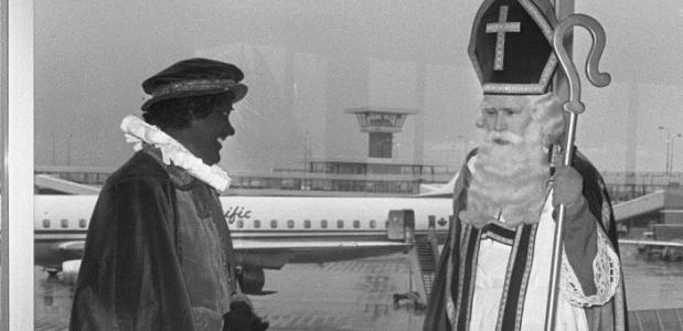 Sint en Piet wachten in 1967 op het vliegtuig naar Canada.