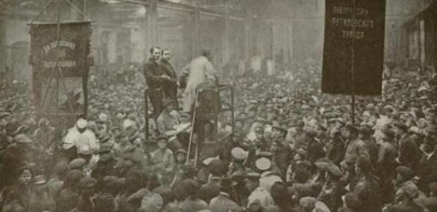 Politieke bijeenkomst in de Putilov-fabriek in Petrograd.
