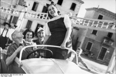 Duitse soldaten met Italiaanse vrouwen