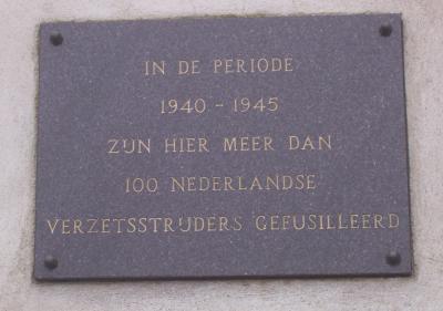 Plaquette ter ere van Nederlandse verzetsstrijders die in Sachsenhausen zijn geëxecuteerd. (Public Domain) via Wikimedia Commons Het Proces der 72