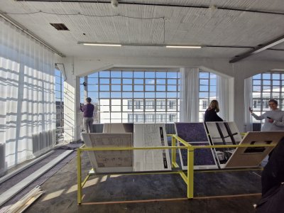 Het Bauhausgebouw zelf is ook glas, beton en metaal. Het Bauhausgebouw zelf is ook glas, beton en metaal.