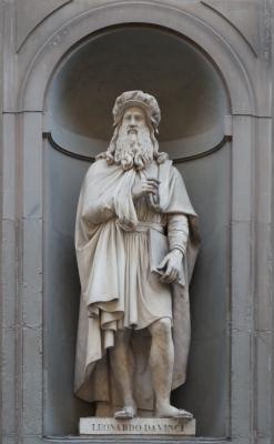 Standbeeld van Da Vinci met teruggehouden hand