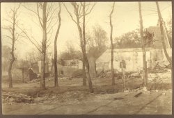 De ruines van het dorp na de brand
