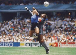 Het wereldberoemde moment dat Maradona de bal met hand het Engelse doel in werkt. El Gráfico, Public Domain Maradona Hand van God