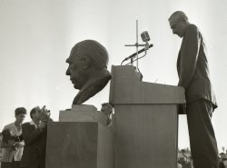 Oppenheimer geeft een speech
