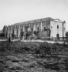 Het gebouw van de San Gabriel Arcángel missie in 1900
