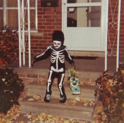 Kind verkleed als skelet tijdens het trick-or-treaten. Don Scarborough, CC BY-SA 2.5, via Wikimedia Commons. Geschiedenis van halloween