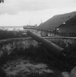 oud VOC kanon in de haven van het eiland Boeroe in de Molukken