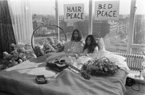 John Lennon en Yoko Ono tijdens de Bed-In
