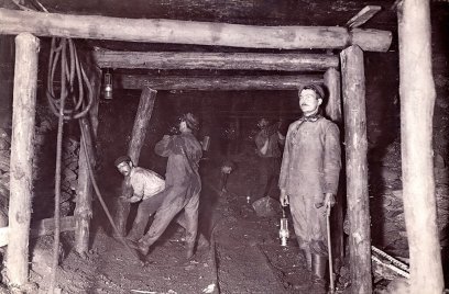 Kolenmijn in Limburg, het zogenaamde drijven van een galerij in de kolenlaag, een van de gangen Joh. Kohnen, Public domain, via Wikimedia Commons Kolenmijn in Limburg