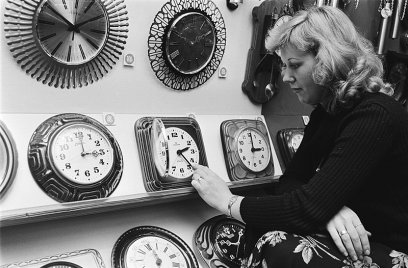 Een vrouw verzet klokken voor de winter- en zomertijd