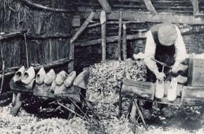 Een klompenmaker rond 1914