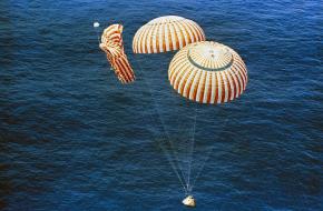 Parachutes bij de landing van de Apollo 15 in 1971