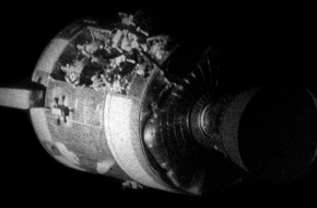 Foto genomen door astronaut Jim Lovell van de ontplofte zuurstoftank in de servicemodule