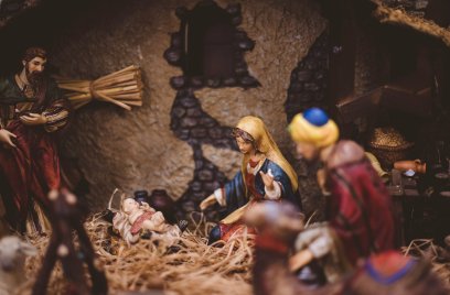 Foto Ben White via Unsplash figuren in een kerststal