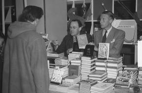 Boekenverkoop in Bijenkorf tijdens de boekenweek van 1951. Geschiedenis van de boekenweek.