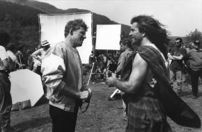 Scott Neeson en Mel Gibson op de set van 'Braveheart', 1995. Bron: Wikimedia Commons.