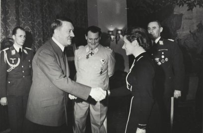 Adolf Hitler verleent in maart 1941 het IJzeren Kruis 2e klasse aan Hanna Reitsch