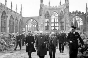 Churchill bezoekt de ruïnes van de kathedraal van Coventry