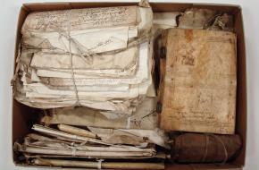 Een doos vol met brieven en objecten uit de 'Prize Papers'-collectie. Bron: Huygens ING.