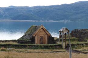 Een reconstructie van de kerk van de Vikingnederzetting Brattahlid, in Groenland