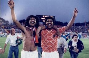 Ruud Gullit en Frank Rijkaard na de overwinning van de halve finale van het EK, 1988. Bron: Nationaal Archief Anefo.