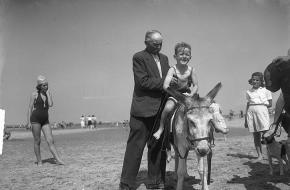 Ezelrit op het Scheveningse strand, 1950. Bron: Nationaal Archief Anefo [2.24.01.09].