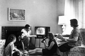 Een familie die televisie kijkt in 1958.