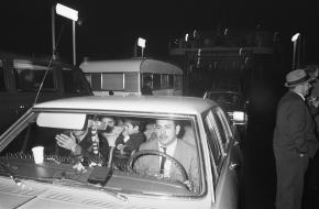 Groep Roma komt aan in Amsterdam na door Zweden uitgezet te zijn, 11 november 1969