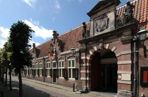 De toegang van het Oudemannenhuis, sinds 1913 het Frans Hals Museum. 