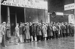 1931: Werkloze mannen staan in de rij voor de gaarkeuken, opgesteld door Al Capone. Bron: Wikimedia Commons.