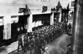 Duitse soldaten marcheren door het Britse Jersy