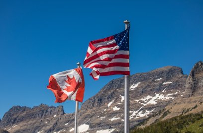 De vlaggen van Verenigde Staten en Canada, vredig naast elkaar