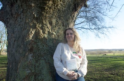 Stephanie Biesheuvel voor een boom, symbol voor familie