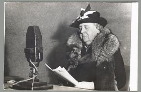 Koningin Wilhelmina spreekt Nederland toe via Radio Oranje.