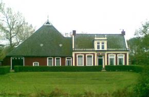 De kop-hals-rompboerderij komt veel voor in Friesland en West-Groningen.