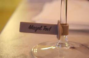 Mazel tov op een wijnglas