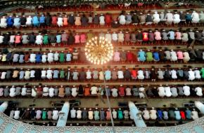 Moslims bidden in moskee in Banglaseh