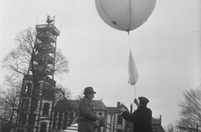 Een ballon wordt opgelaten bij het KNMI in De Bilt