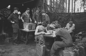 Soldaten zijn aan het eten tijdens een legeroefening in Duitsland, 12 oktober 1961. Bron: Eric Koch, Nationaal Archief Anefo.