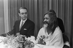 Aankomst Maharish Makesh Yogi op Schiphol. Foto: Ben Merk, fotocollectie Anefo (GaHetNa, Nationaal Archief) [CC0 1.0]