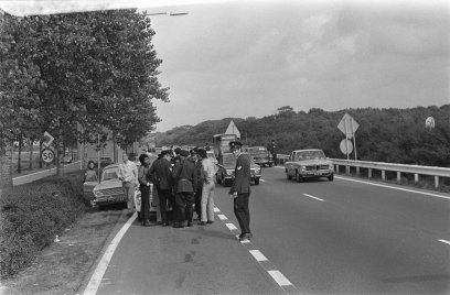 De Nederlandse politie houdt auto's aan op wegen naar Den Haag. 