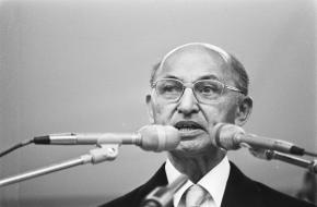 Manusama aan het woord tijdens de herdenking in 1977 van hun onafhankelijkheidsverklaring in 1950.