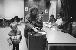 Moeder met kinderen stemt bij eerste Provinciale Statenverkiezingen in Flevoland