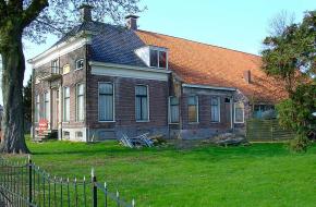 De Oldambster boerderij is veel te zien in Groningen. Ten tijde van de bouw steeg de welvaart van de Groningse boeren.