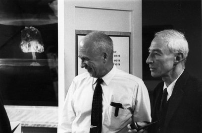 J. Robert Oppenheimer met zijn opvolger bij het Los Alamos National Laboratory, Norris Bradbury.Bron: US Department of energy, Public domain, via Wikimedia Commons Oppenheimer 1964