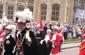 Koningin Elizabeth, Soeverein van de Orde, samen met de Hertog van Edinburgh in de optocht naar de  Sint Georgekapel.